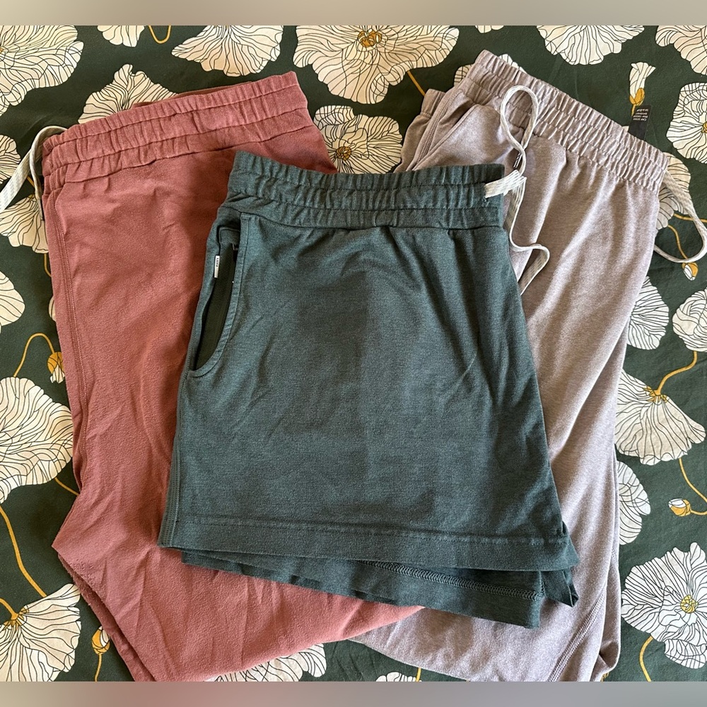 Vuori Joggers and Shorts -Dreamknit XL - lot of 3 items kelp tamarind pewter